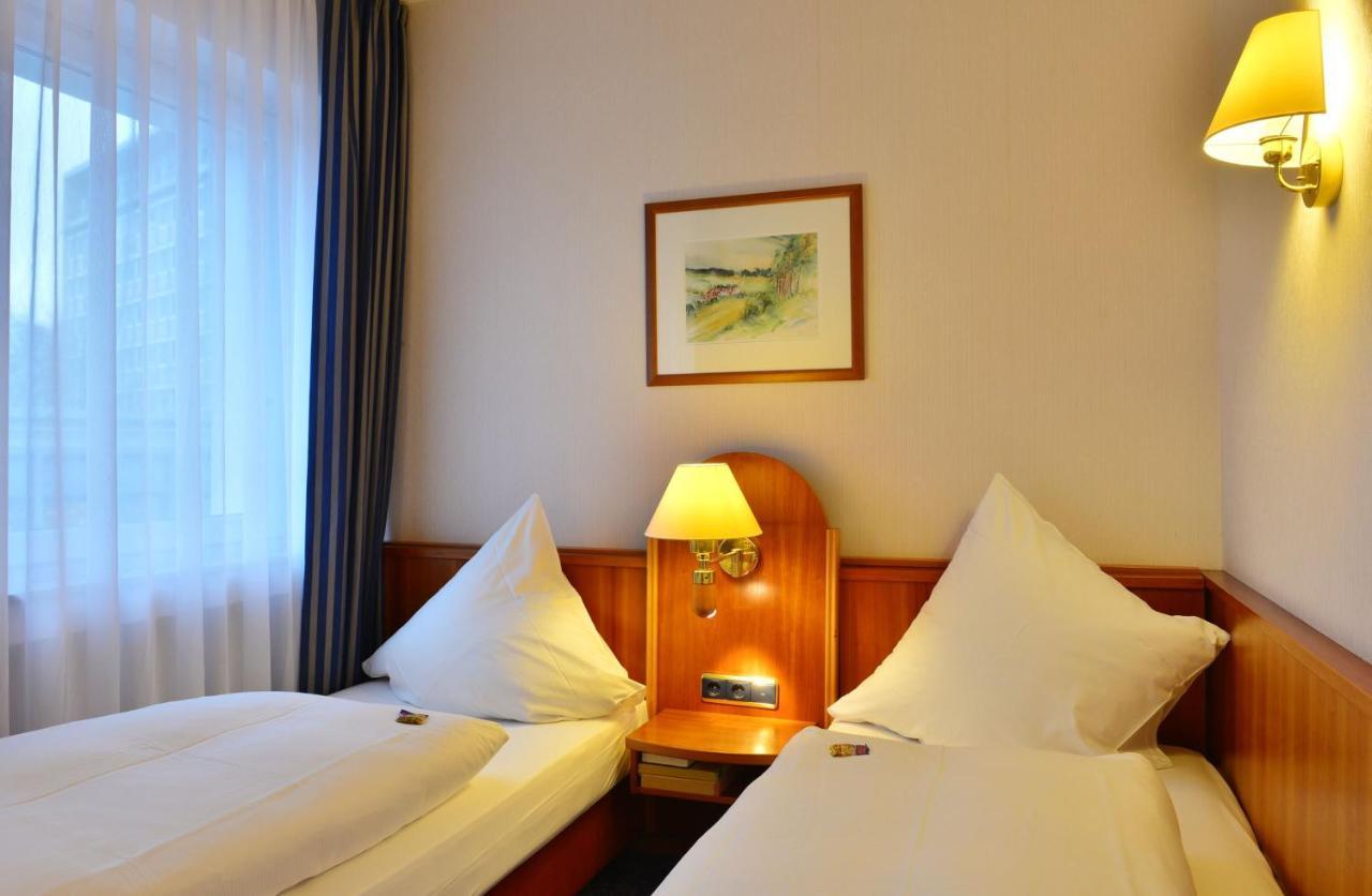 Hotel Ilbertz Garni โคโลญ ภายนอก รูปภาพ
