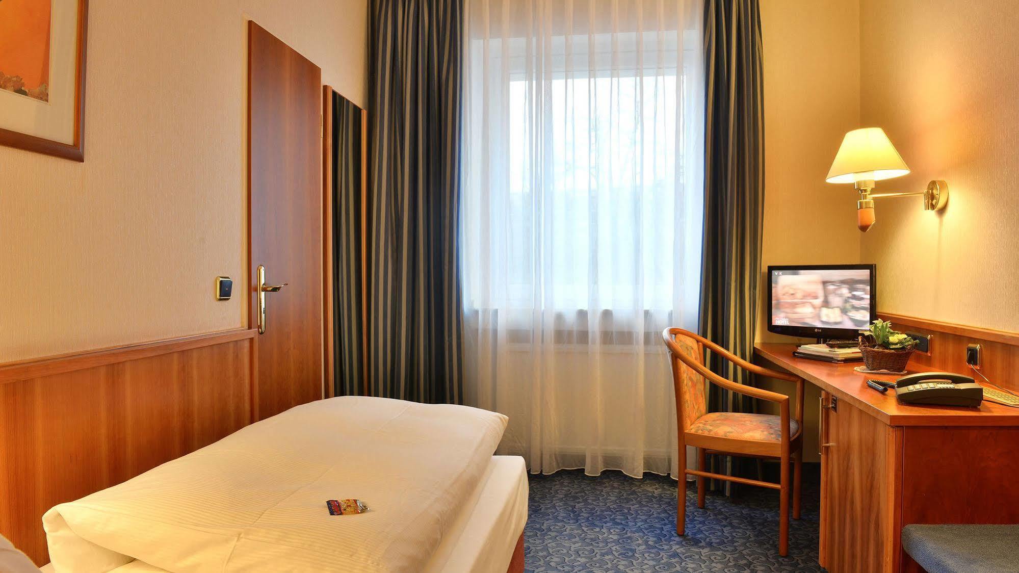 Hotel Ilbertz Garni โคโลญ ภายนอก รูปภาพ