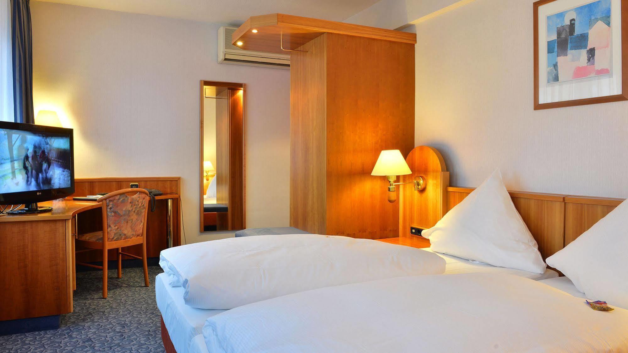 Hotel Ilbertz Garni โคโลญ ภายนอก รูปภาพ