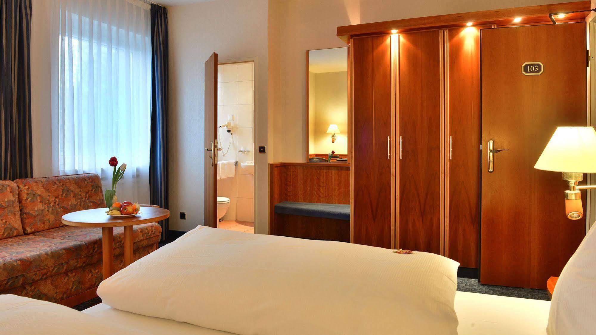 Hotel Ilbertz Garni โคโลญ ภายนอก รูปภาพ