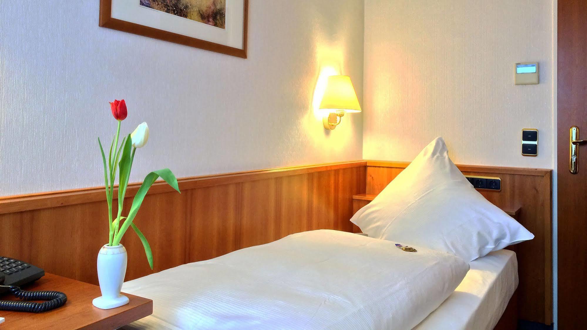 Hotel Ilbertz Garni โคโลญ ภายนอก รูปภาพ