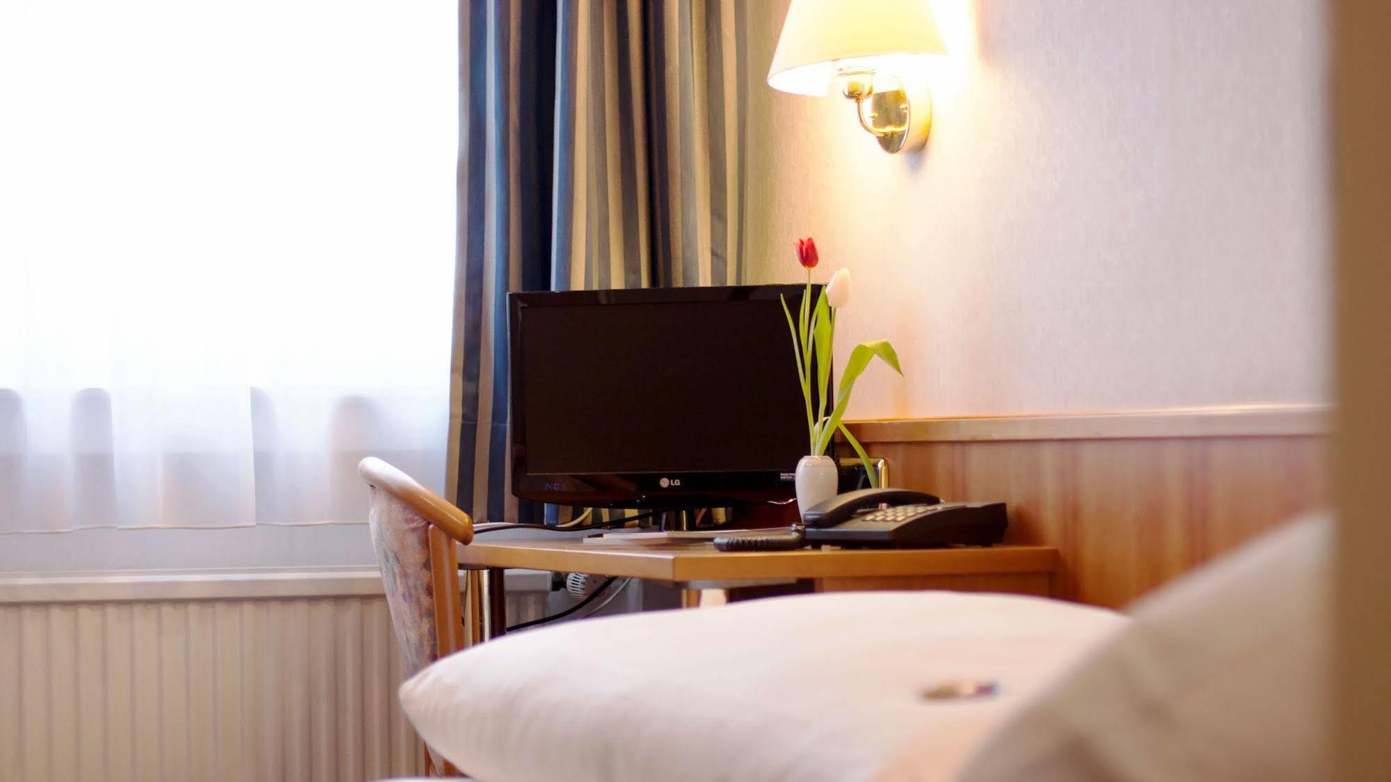 Hotel Ilbertz Garni โคโลญ ภายนอก รูปภาพ